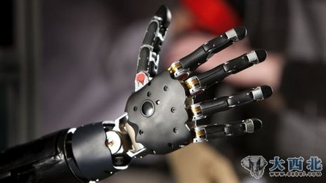 美国约翰-霍普金斯大学应用物理学实验室研制的模块化假肢是世界上最先进的仿生手臂之一。