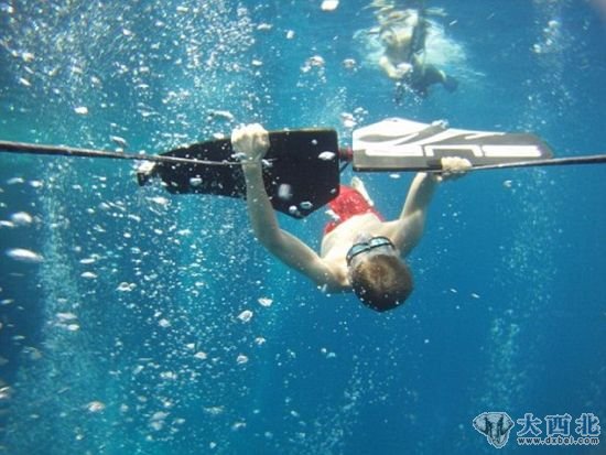 借助这对碳纤维板，潜水员可以在水面之下25英尺(约合7.6米)深的水中快速翱翔。