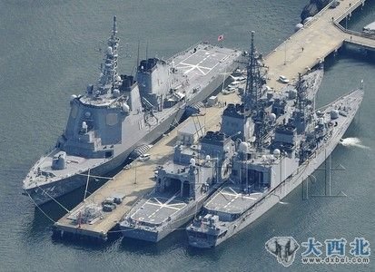 3月30日，日本海上自卫队宙斯盾舰“雾岛”（左)在横须贺基地准备出港，将执行拦截可能坠落的朝鲜“卫星”的任务。