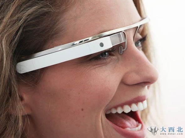 谷歌周三正式确认了该公司正在开发Project Glass扩展现实眼镜的消息，这种产品旨在向用户提供近在眼前的实时信息