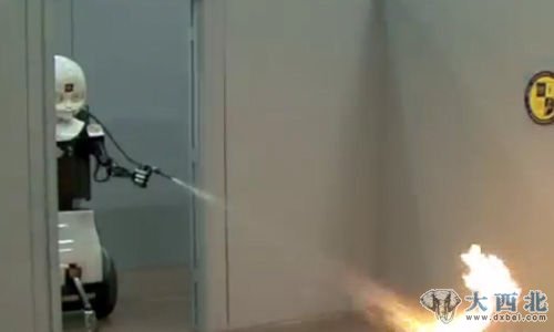 机器人消防员正在灭火(视频截图)