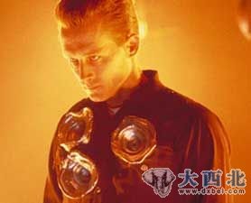 在科幻电影《终结者2：审判日》中，一个未来机器人身体全部用液态金属制成。不过，液体防弹衣却不是科幻影视中的技术，而是实实在在可以应用于现代士兵身上的宝物。