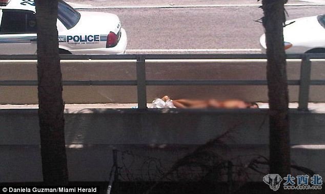 凶手尤金躺在路边，已被警方击毙。