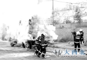 货车起火交警消防联合扑灭 