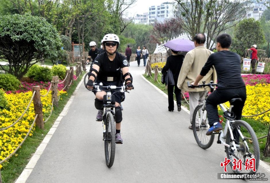 贵阳自行车巡警真枪实弹公园景点巡逻