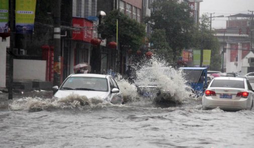 江西遭暴雨突袭市民雨中艰难出行