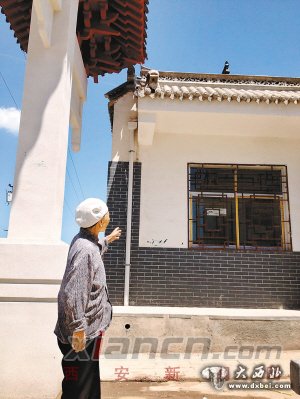 　　新建牌楼飞檐“伸”到屋顶