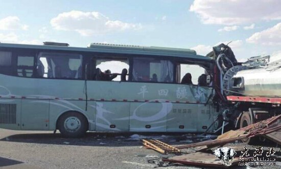 新疆大客车甘肃撞车致13人亡 事发时冲过隔离带撞上对面重型半挂车
