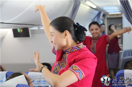南航维吾尔族双胞胎空姐首次双飞宣传亚欧博览会