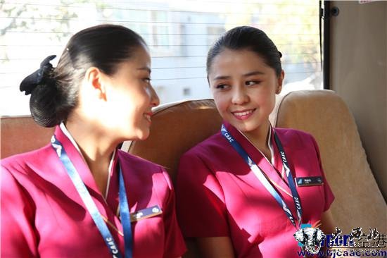 南航维吾尔族双胞胎空姐首次双飞宣传亚欧博览会