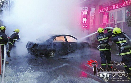 乌鲁木齐一辆轿车调头时自燃20分钟烧成空壳