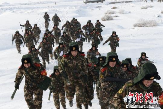 新疆巴州武警官兵冰天雪地野营拉练战严寒（图）