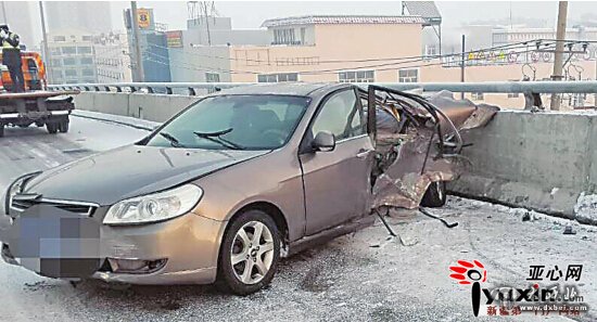 乌鲁木齐西外环车辆打滑撞防护墙 后排乘客被甩出车外身亡