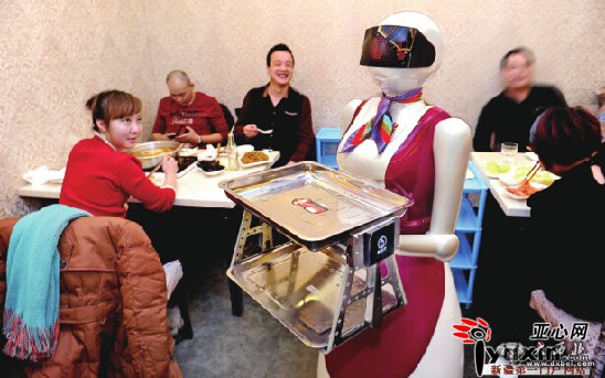 乌鲁木齐市一家火锅店买俩机器人服务员  一个迎宾一个传菜