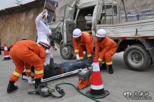 省高管局开展高速公路事故清障救援模拟演练