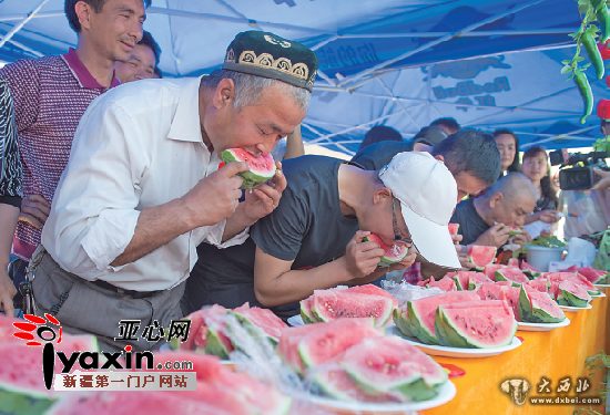 吐鲁番首届蔬菜节吃果蔬比赛人气旺 一分钟吃7个西红柿