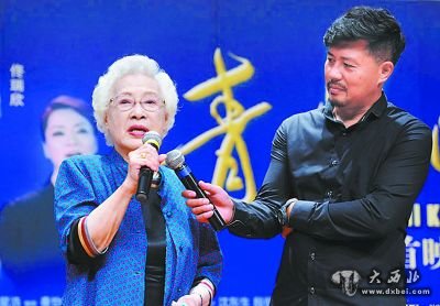 “活到老、演到老，我还要继续拍……我就是一个演员。”94岁高龄的著名电影表演艺术家秦怡终于实现了萦绕在她心头10多年的一个电影梦。由秦怡自编、自演、领衔出品的电影新作《青海湖畔》作为上海电影节的“压轴大戏”之一，21日举行了全球首映。素杰