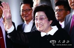 8月5日，韩国前总统金大中遗孀李姬镐抵达首尔金浦机场后向媒体招手。新华/法新