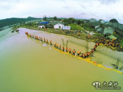 ▲浙江省温州市鳌江流域平阳县麻步段，军民在堤上合力封堵决口。 图/东方IC