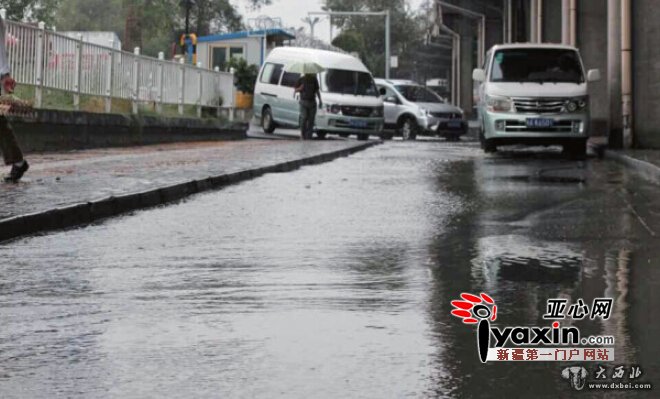 乌鲁木齐市一马路上的窨井雨后直冒污水和脏物