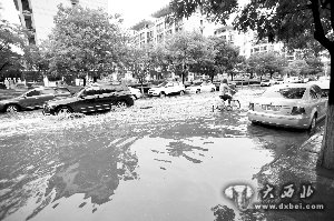 天庆嘉园十字路口每逢降雨积水成河
