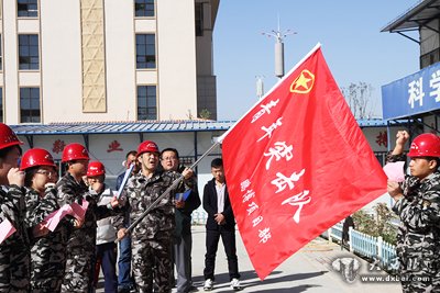 兰州新区广场举行了“青年突击队”授旗仪式