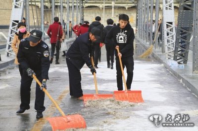 市民上街清扫积雪