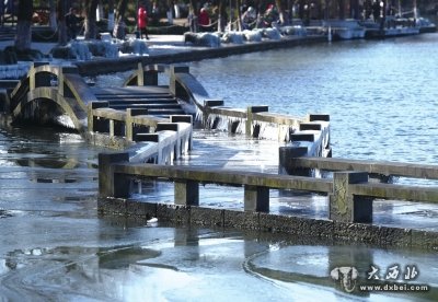 杭州西湖长桥附近的冰挂和薄冰（1月25日摄）。新华社发