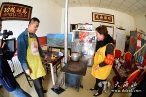 七里河彭家坪镇部分街道社区工作人员为居民免费发放引火煤